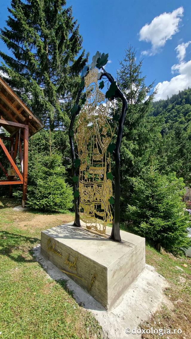 „Drumul prin nori”: pelerinaj la Mănăstirea Sfântul Ilie Paltinul, pe Transfăgărășan / Foto: Crina Zamfirescu Mănăstirea Sfântul Ilie Paltinul