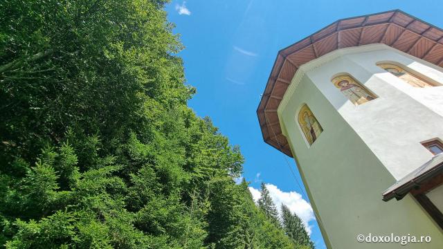 „Drumul prin nori”: pelerinaj la Mănăstirea Sfântul Ilie Paltinul, pe Transfăgărășan / Foto: Crina Zamfirescu Mănăstirea Sfântul Ilie Paltinul