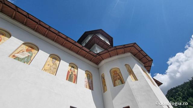 „Drumul prin nori”: pelerinaj la Mănăstirea Sfântul Ilie Paltinul, pe Transfăgărășan / Foto: Crina Zamfirescu Mănăstirea Sfântul Ilie Paltinul