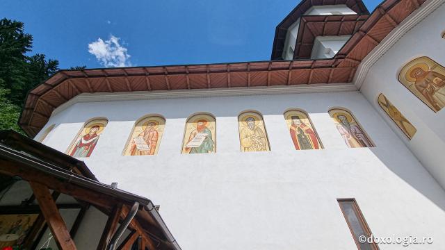 „Drumul prin nori”: pelerinaj la Mănăstirea Sfântul Ilie Paltinul, pe Transfăgărășan / Foto: Crina Zamfirescu Mănăstirea Sfântul Ilie Paltinul