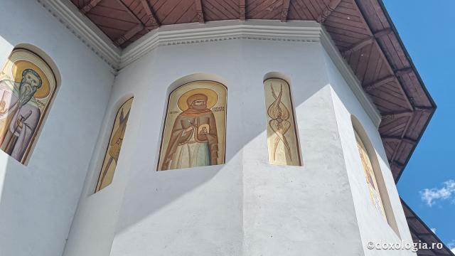 „Drumul prin nori”: pelerinaj la Mănăstirea Sfântul Ilie Paltinul, pe Transfăgărășan / Foto: Crina Zamfirescu Mănăstirea Sfântul Ilie Paltinul