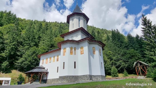 „Drumul prin nori”: pelerinaj la Mănăstirea Sfântul Ilie Paltinul, pe Transfăgărășan / Foto: Crina Zamfirescu Mănăstirea Sfântul Ilie Paltinul