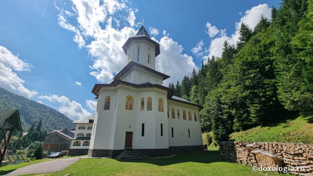 „Drumul prin nori”: pelerinaj la Mănăstirea Sfântul Ilie Paltinul, pe Transfăgărășan / Foto: Crina Zamfirescu Mănăstirea Sfântul Ilie Paltinul