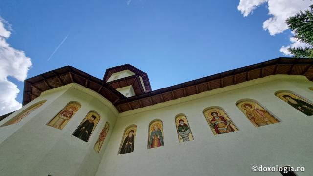 „Drumul prin nori”: pelerinaj la Mănăstirea Sfântul Ilie Paltinul, pe Transfăgărășan / Foto: Crina Zamfirescu Mănăstirea Sfântul Ilie Paltinul