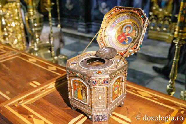 Moaștele Sfântului Pantelimon de la Mănăstirea Sfântul Pavel din Athos
