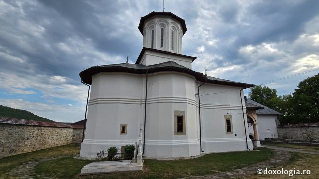 Biserica „Sfinții Apostoli Petru și Pavel”