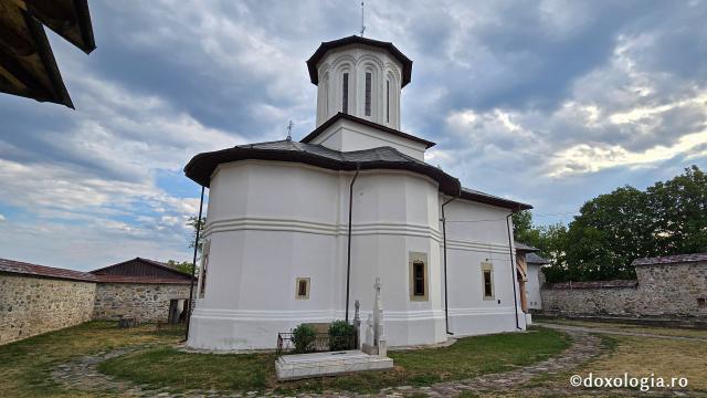 Biserica „Sfinții Apostoli Petru și Pavel”