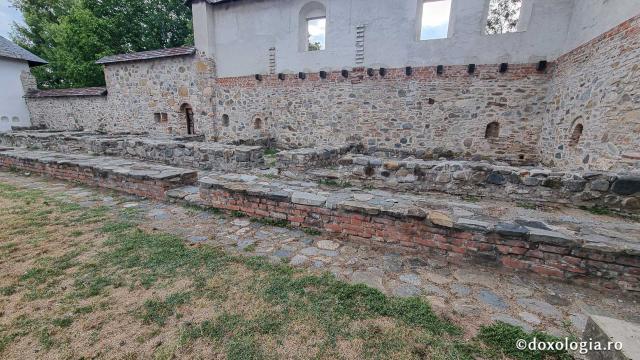 Ruinele chiliilor - Ansamblul fostului schit Fedeleșoiu