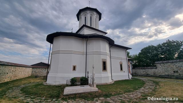 Biserica „Sfinții Apostoli Petru și Pavel”