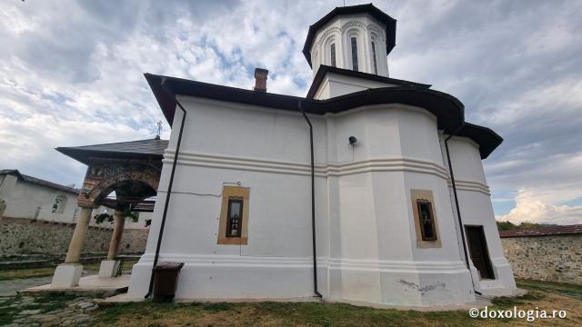 Biserica „Sfinții Apostoli Petru și Pavel”