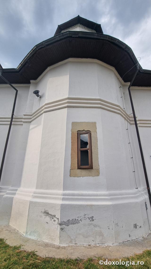 Biserica „Sfinții Apostoli Petru și Pavel”
