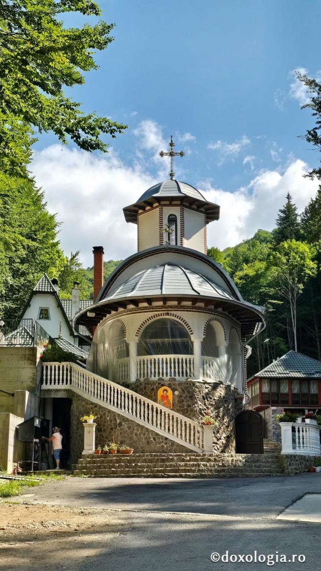 Schitul Sfântul Mare Mucenic Pantelimon, colțul de Rai de pe Transfăgărășan / Foto: Bogdan Zamfirescu Schitul Sfântul Mare Mucenic Pantelimon