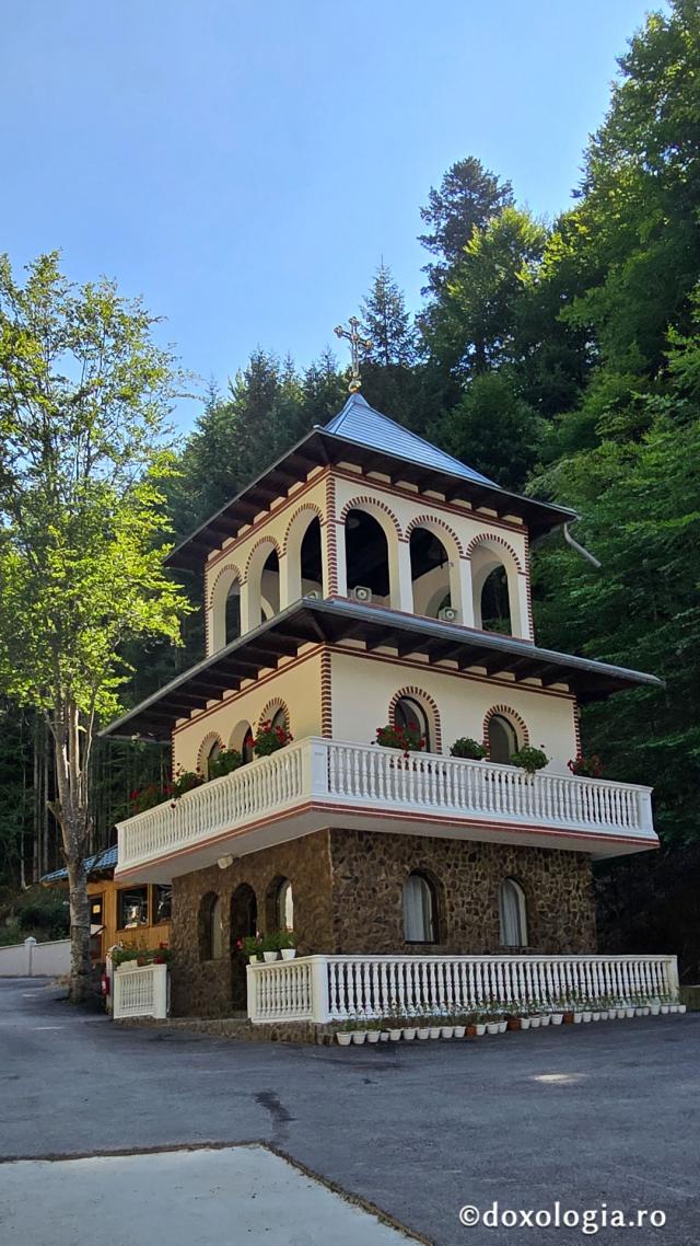 Schitul Sfântul Mare Mucenic Pantelimon, colțul de Rai de pe Transfăgărășan / Foto: Bogdan Zamfirescu Schitul Sfântul Mare Mucenic Pantelimon
