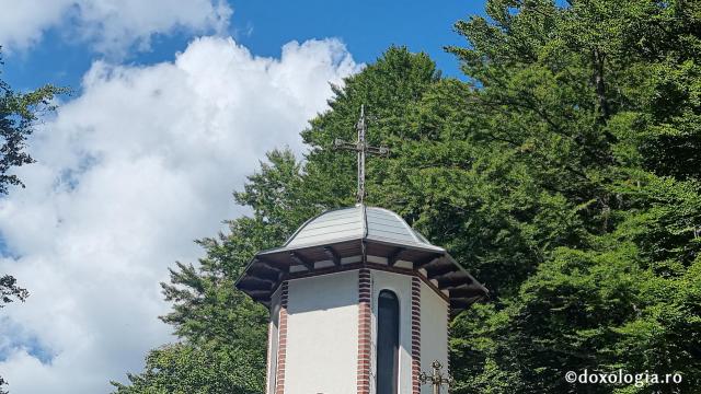 Schitul Sfântul Mare Mucenic Pantelimon, colțul de Rai de pe Transfăgărășan / Foto: Crina Zamfirescu Schitul Sfântul Mare Mucenic Pantelimon
