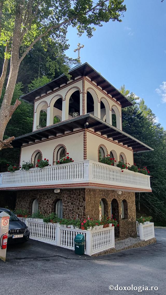 Schitul Sfântul Mare Mucenic Pantelimon, colțul de Rai de pe Transfăgărășan / Foto: Crina Zamfirescu Schitul Sfântul Mare Mucenic Pantelimon