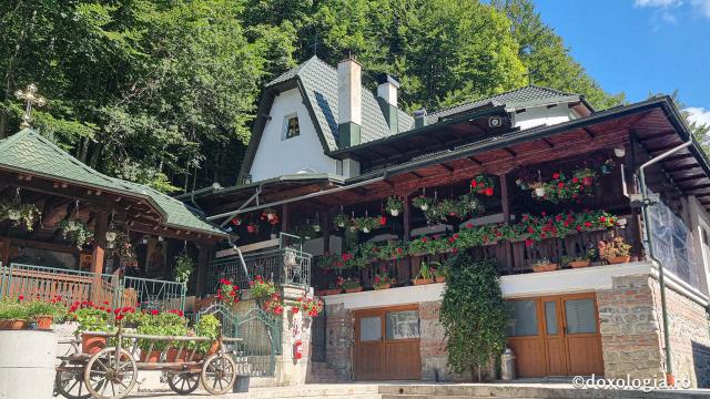 Schitul Sfântul Mare Mucenic Pantelimon, colțul de Rai de pe Transfăgărășan / Foto: Crina Zamfirescu Schitul Sfântul Mare Mucenic Pantelimon