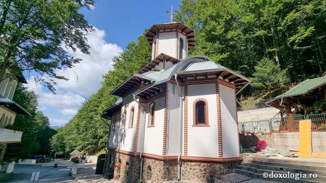Schitul Sfântul Mare Mucenic Pantelimon, colțul de Rai de pe Transfăgărășan / Foto: Crina Zamfirescu Schitul Sfântul Mare Mucenic Pantelimon