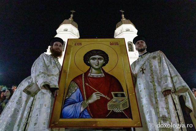Întâmpinarea cinstitelor moaște ale Sfântului Mare Mucenic și Tămăduitor Pantelimon / Foto: Oana Nechifor (Foto) Jurnal de pelerin la Sfânta Cuvioasă Parascheva – Ziua a II-a, 9 octombrie 2024