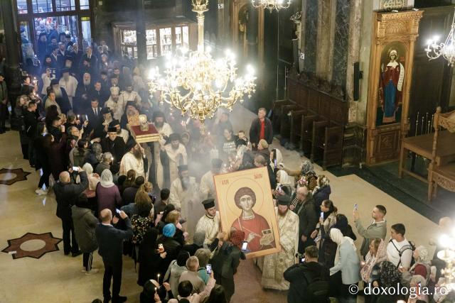 Întâmpinarea cinstitelor moaște ale Sfântului Mare Mucenic și Tămăduitor Pantelimon / Foto: Oana Nechifor (Foto) Întâmpinarea cinstitelor moaște ale Sfântului Mare Mucenic și Tămăduitor Pantelimon
