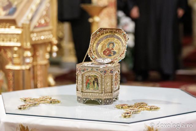 Întâmpinarea cinstitelor moaște ale Sfântului Mare Mucenic și Tămăduitor Pantelimon / Foto: Oana Nechifor (Foto) Jurnal de pelerin la Sfânta Cuvioasă Parascheva – Ziua a II-a, 9 octombrie 2024