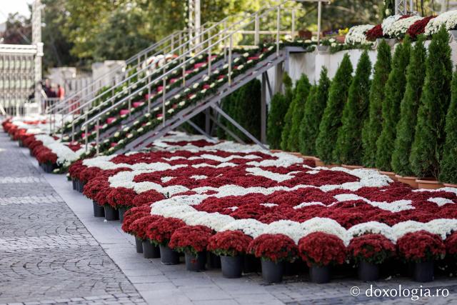 (Foto) Florile Sfintei Parascheva – jertfă în culori pentru Ocrotitoarea Moldovei