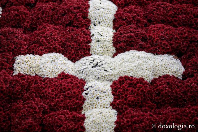 (Foto) Florile Sfintei Parascheva – jertfă în culori pentru Ocrotitoarea Moldovei