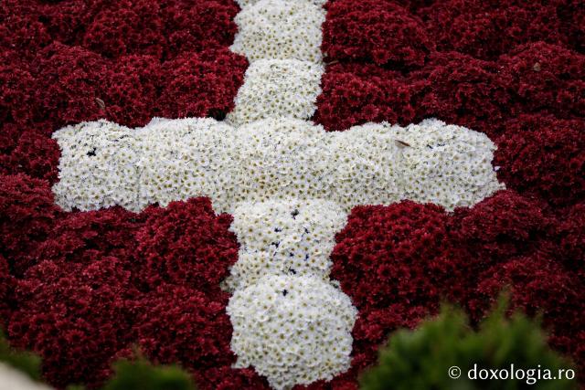 (Foto) Florile Sfintei Parascheva – jertfă în culori pentru Ocrotitoarea Moldovei
