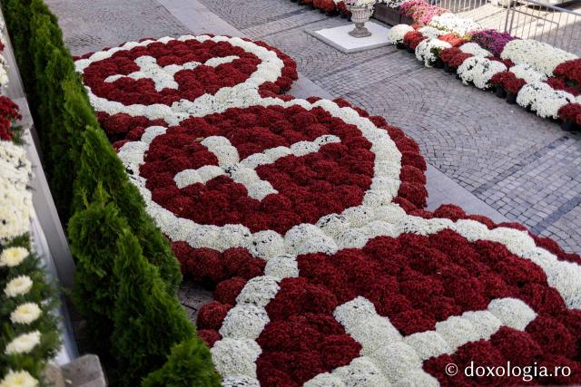 (Foto) Florile Sfintei Parascheva – jertfă în culori pentru Ocrotitoarea Moldovei