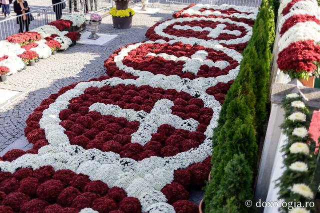 (Foto) Florile Sfintei Parascheva – jertfă în culori pentru Ocrotitoarea Moldovei