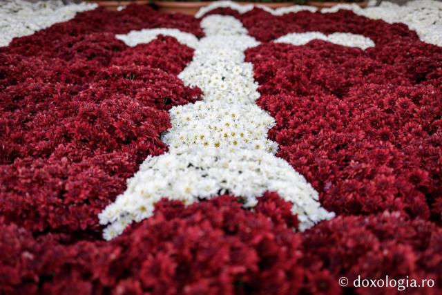 (Foto) Florile Sfintei Parascheva – jertfă în culori pentru Ocrotitoarea Moldovei