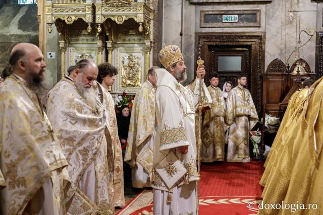 PS Nichifor Botoșăneanul a slujit la Catedrala Mitropolitană din Iași în a șasea zi de pelerinaj / Foto: Oana Nechifor (Foto) Liturghie în ajun de 14 octombrie: PS Părinte Nichifor, în mijlocul pelerinilor Sfintei Parascheva