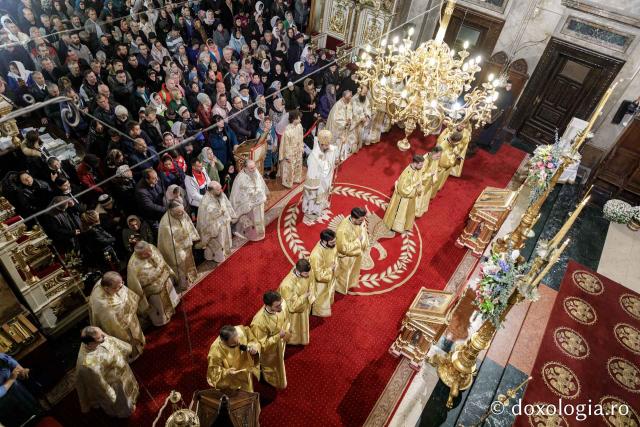 PS Nichifor Botoșăneanul a slujit la Catedrala Mitropolitană din Iași în a șasea zi de pelerinaj / Foto: Oana Nechifor (Foto) Liturghie în ajun de 14 octombrie: PS Părinte Nichifor, în mijlocul pelerinilor Sfintei Parascheva