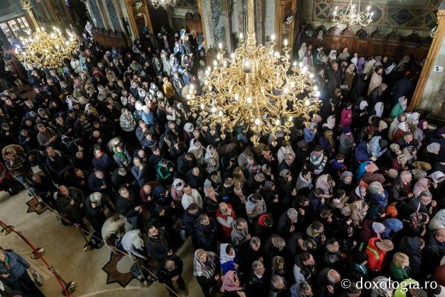 Liturghie în ajun de 14 octombrie la Catedrala Mitropolitană din Iași în a șasea zi de pelerinaj / Foto: Oana Nechifor (Foto) Liturghie în ajun de 14 octombrie: PS Părinte Nichifor, în mijlocul pelerinilor Sfintei Parascheva