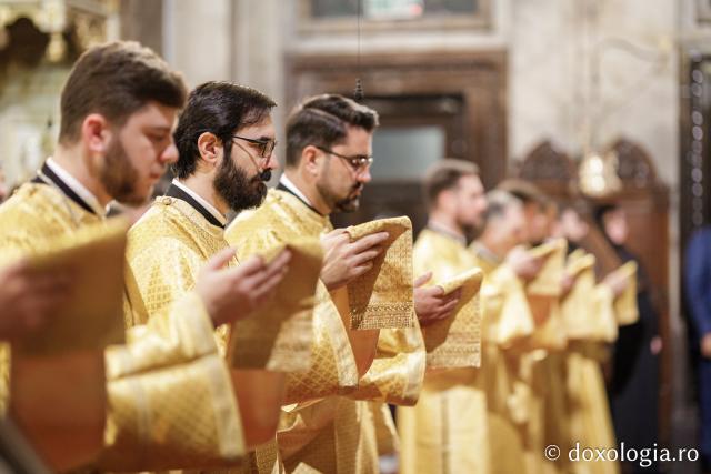 PS Nichifor Botoșăneanul a slujit la Catedrala Mitropolitană din Iași în a șasea zi de pelerinaj / Foto: Oana Nechifor (Foto) Liturghie în ajun de 14 octombrie: PS Părinte Nichifor, în mijlocul pelerinilor Sfintei Parascheva
