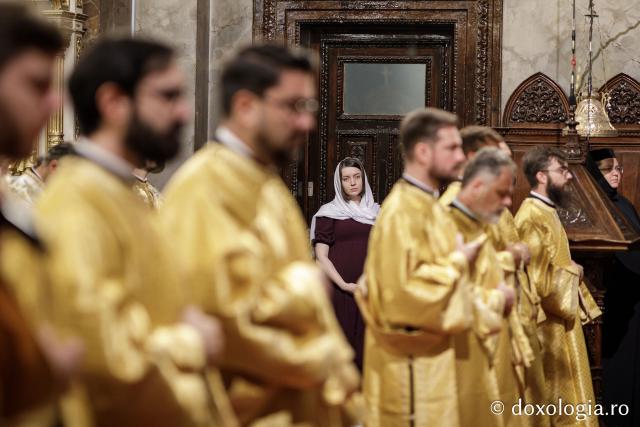 Liturghie în ajun de 14 octombrie la Catedrala Mitropolitană din Iași în a șasea zi de pelerinaj / Foto: Oana Nechifor (Foto) Liturghie în ajun de 14 octombrie: PS Părinte Nichifor, în mijlocul pelerinilor Sfintei Parascheva