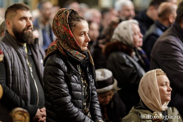 Liturghie în ajun de 14 octombrie la Catedrala Mitropolitană din Iași în a șasea zi de pelerinaj / Foto: Oana Nechifor (Foto) Liturghie în ajun de 14 octombrie: PS Părinte Nichifor, în mijlocul pelerinilor Sfintei Parascheva