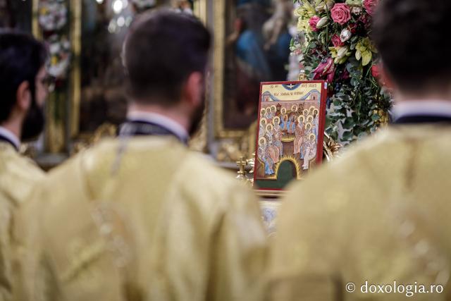 Liturghie în ajun de 14 octombrie la Catedrala Mitropolitană din Iași în a șasea zi de pelerinaj / Foto: Oana Nechifor (Foto) Liturghie în ajun de 14 octombrie: PS Părinte Nichifor, în mijlocul pelerinilor Sfintei Parascheva