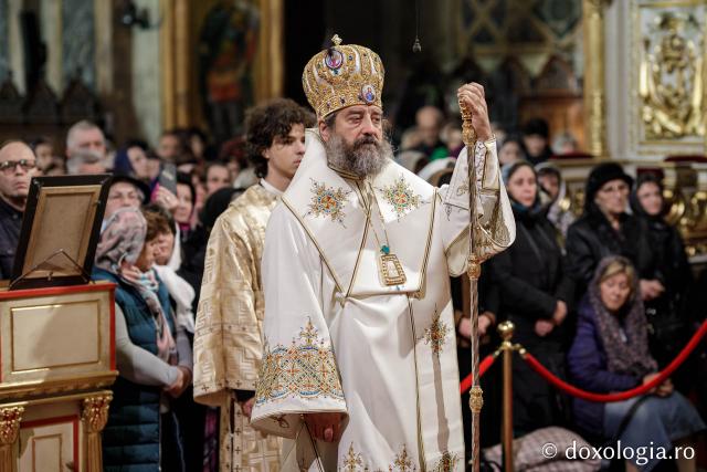 PS Nichifor Botoșăneanul a slujit la Catedrala Mitropolitană din Iași în a șasea zi de pelerinaj / Foto: Oana Nechifor (Foto) Liturghie în ajun de 14 octombrie: PS Părinte Nichifor, în mijlocul pelerinilor Sfintei Parascheva