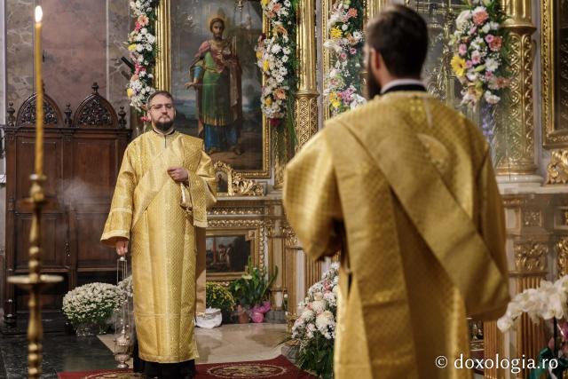 Liturghie în ajun de 14 octombrie la Catedrala Mitropolitană din Iași în a șasea zi de pelerinaj / Foto: Oana Nechifor (Foto) Liturghie în ajun de 14 octombrie: PS Părinte Nichifor, în mijlocul pelerinilor Sfintei Parascheva