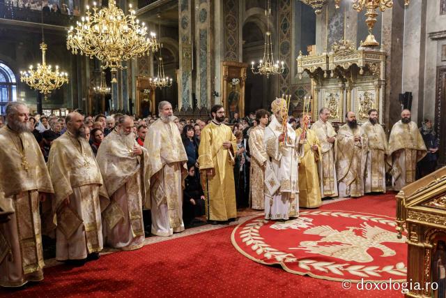 PS Nichifor Botoșăneanul a slujit la Catedrala Mitropolitană din Iași în a șasea zi de pelerinaj / Foto: Oana Nechifor (Foto) Liturghie în ajun de 14 octombrie: PS Părinte Nichifor, în mijlocul pelerinilor Sfintei Parascheva