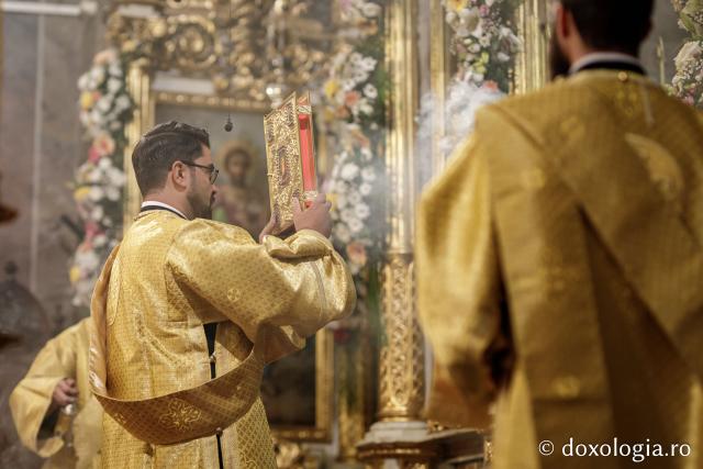 Liturghie în ajun de 14 octombrie la Catedrala Mitropolitană din Iași în a șasea zi de pelerinaj / Foto: Oana Nechifor (Foto) Liturghie în ajun de 14 octombrie: PS Părinte Nichifor, în mijlocul pelerinilor Sfintei Parascheva
