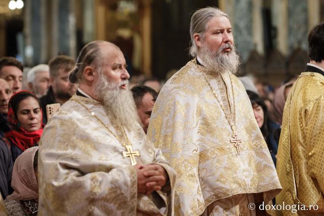 Liturghie în ajun de 14 octombrie la Catedrala Mitropolitană din Iași în a șasea zi de pelerinaj / Foto: Oana Nechifor (Foto) Liturghie în ajun de 14 octombrie: PS Părinte Nichifor, în mijlocul pelerinilor Sfintei Parascheva