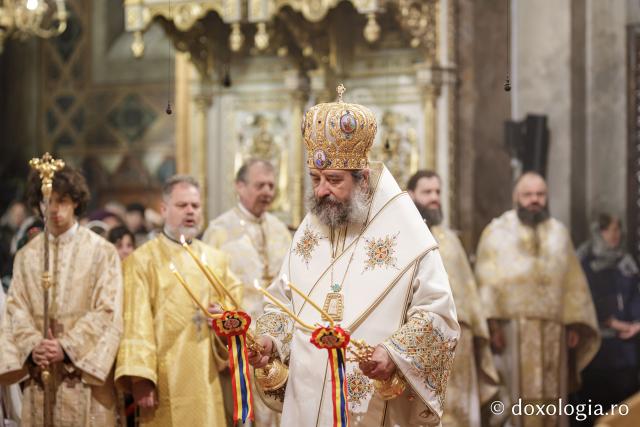 PS Nichifor Botoșăneanul a slujit la Catedrala Mitropolitană din Iași în a șasea zi de pelerinaj / Foto: Oana Nechifor (Foto) Liturghie în ajun de 14 octombrie: PS Părinte Nichifor, în mijlocul pelerinilor Sfintei Parascheva