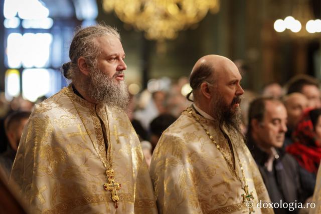 Liturghie în ajun de 14 octombrie la Catedrala Mitropolitană din Iași în a șasea zi de pelerinaj / Foto: Oana Nechifor (Foto) Liturghie în ajun de 14 octombrie: PS Părinte Nichifor, în mijlocul pelerinilor Sfintei Parascheva