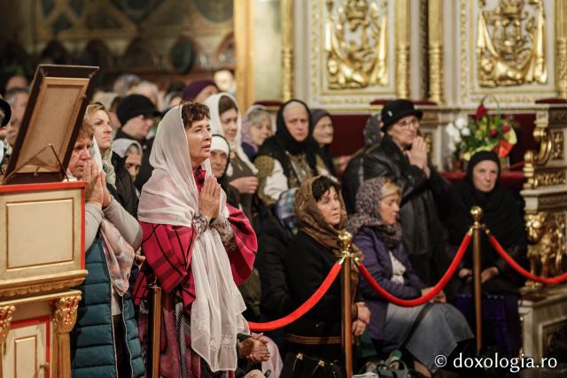 Liturghie în ajun de 14 octombrie la Catedrala Mitropolitană din Iași în a șasea zi de pelerinaj / Foto: Oana Nechifor (Foto) Liturghie în ajun de 14 octombrie: PS Părinte Nichifor, în mijlocul pelerinilor Sfintei Parascheva