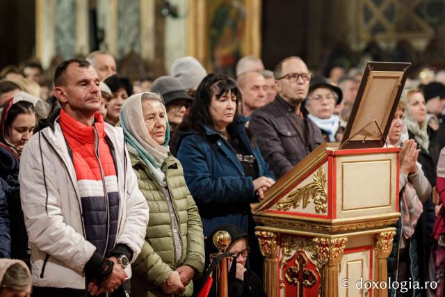 Liturghie în ajun de 14 octombrie la Catedrala Mitropolitană din Iași în a șasea zi de pelerinaj / Foto: Oana Nechifor (Foto) Liturghie în ajun de 14 octombrie: PS Părinte Nichifor, în mijlocul pelerinilor Sfintei Parascheva