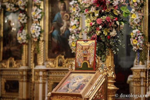 Liturghie în ajun de 14 octombrie la Catedrala Mitropolitană din Iași în a șasea zi de pelerinaj / Foto: Oana Nechifor (Foto) Liturghie în ajun de 14 octombrie: PS Părinte Nichifor, în mijlocul pelerinilor Sfintei Parascheva