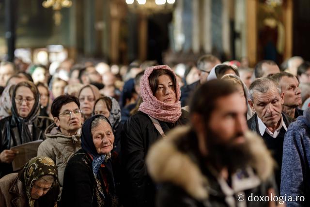 Liturghie în ajun de 14 octombrie la Catedrala Mitropolitană din Iași în a șasea zi de pelerinaj / Foto: Oana Nechifor (Foto) Liturghie în ajun de 14 octombrie: PS Părinte Nichifor, în mijlocul pelerinilor Sfintei Parascheva