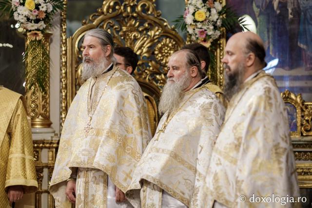 Liturghie în ajun de 14 octombrie la Catedrala Mitropolitană din Iași în a șasea zi de pelerinaj / Foto: Oana Nechifor (Foto) Liturghie în ajun de 14 octombrie: PS Părinte Nichifor, în mijlocul pelerinilor Sfintei Parascheva