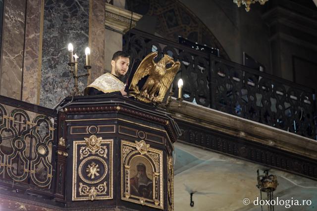 Liturghie în ajun de 14 octombrie la Catedrala Mitropolitană din Iași în a șasea zi de pelerinaj / Foto: Oana Nechifor (Foto) Liturghie în ajun de 14 octombrie: PS Părinte Nichifor, în mijlocul pelerinilor Sfintei Parascheva